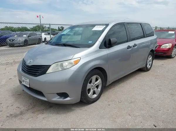 5TDZZ3DC9HS898304 2017 TOYOTA SIENNA - Image 2