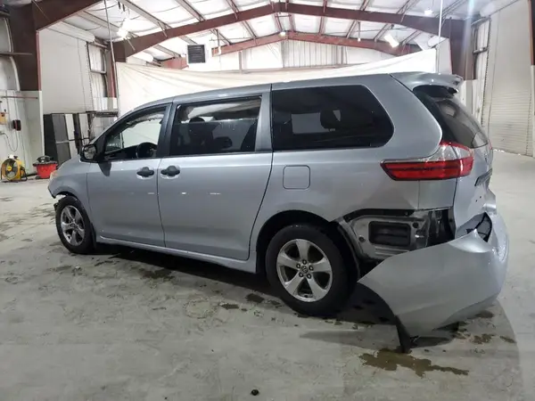 5TDZZ3DC9JS919156 2018 TOYOTA SIENNA - Image 2
