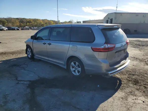 5TDZZ3DC9JS931453 2018 TOYOTA SIENNA - Image 2