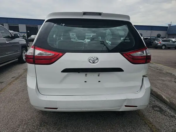 5TDZZ3DC9JS940668 2018 TOYOTA SIENNA - Image 2