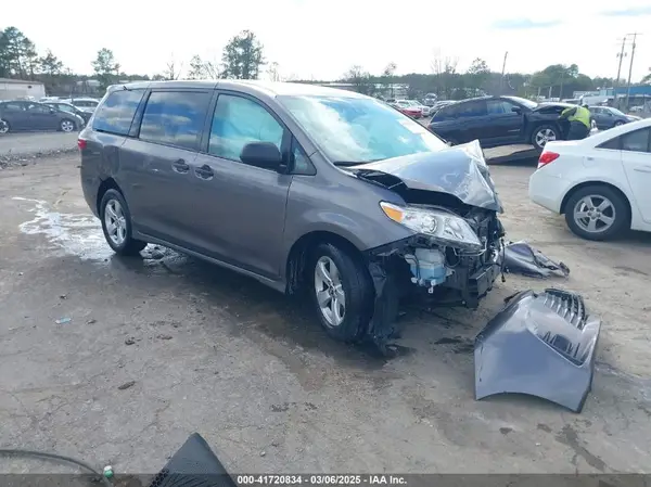 5TDZZ3DC9JS942579 2018 TOYOTA SIENNA - Image 1