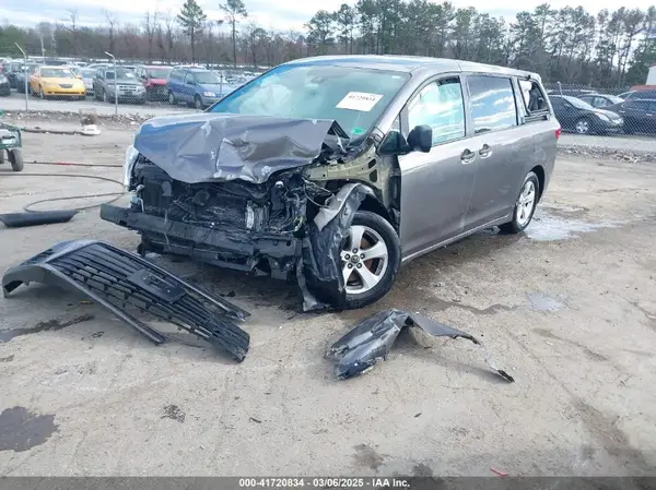5TDZZ3DC9JS942579 2018 TOYOTA SIENNA - Image 2