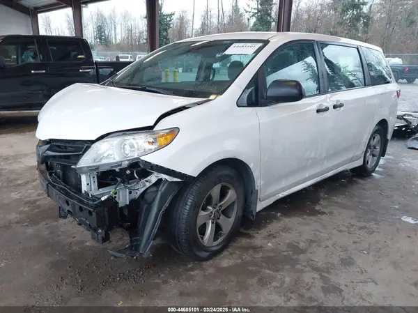 5TDZZ3DC9JS944008 2018 TOYOTA SIENNA - Image 2