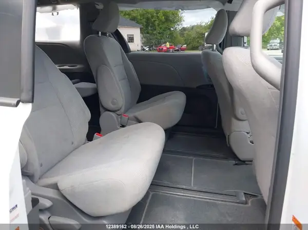 5TDZZ3DC9KS009668 2019 TOYOTA SIENNA - Image 8