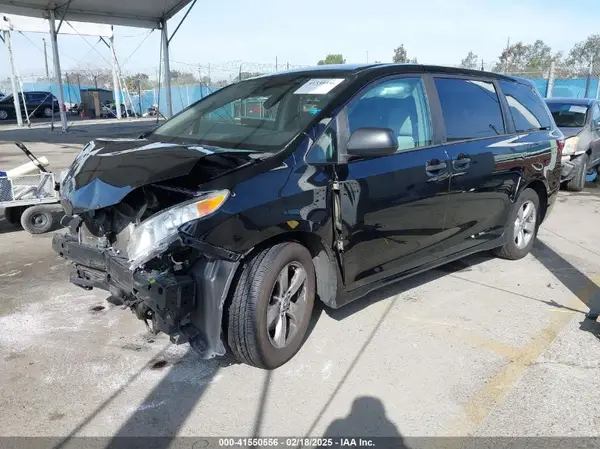 5TDZZ3DC9KS995476 2019 TOYOTA SIENNA - Image 2