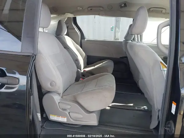 5TDZZ3DC9KS995476 2019 TOYOTA SIENNA - Image 8