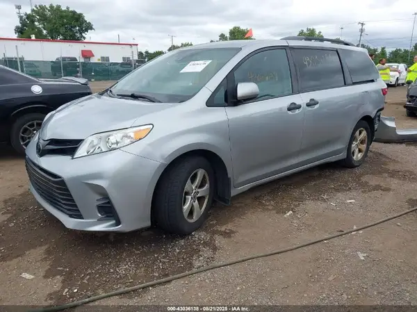 5TDZZ3DC9KS997745 2019 TOYOTA SIENNA - Image 2