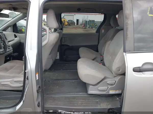 5TDZZ3DC9KS997745 2019 TOYOTA SIENNA - Image 8