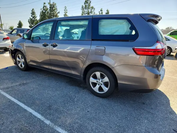 5TDZZ3DCXHS799037 2017 TOYOTA SIENNA - Image 2