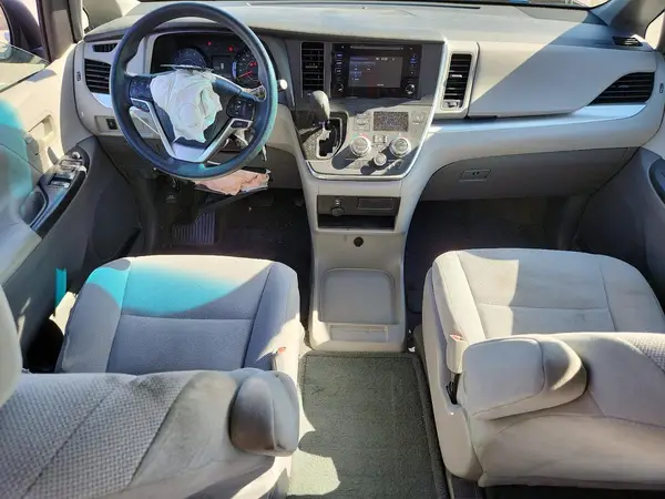 5TDZZ3DCXHS799037 2017 TOYOTA SIENNA - Image 8