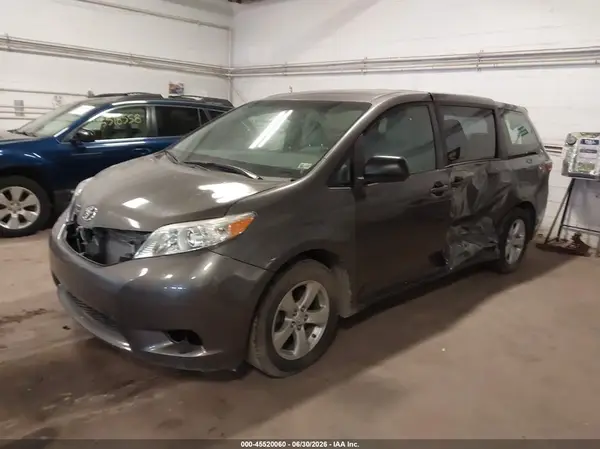 5TDZZ3DCXHS802762 2017 TOYOTA SIENNA - Image 2