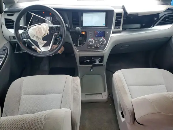 5TDZZ3DCXHS826415 2017 TOYOTA SIENNA - Image 8