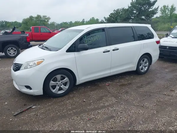 5TDZZ3DCXHS828956 2017 TOYOTA SIENNA - Image 2