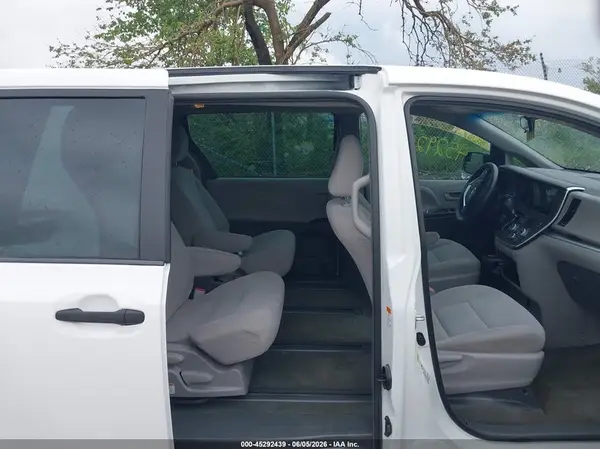 5TDZZ3DCXHS828956 2017 TOYOTA SIENNA - Image 8