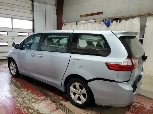 5TDZZ3DCXHS858829 2017 TOYOTA SIENNA - Image 2