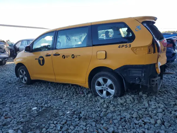 5TDZZ3DCXHS876473 2017 TOYOTA SIENNA - Image 2