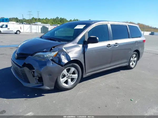 5TDZZ3DCXJS901586 2018 TOYOTA SIENNA - Image 2