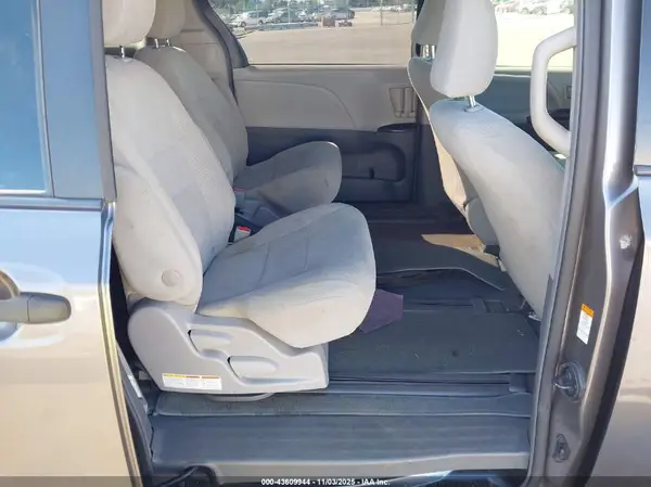 5TDZZ3DCXJS901586 2018 TOYOTA SIENNA - Image 8