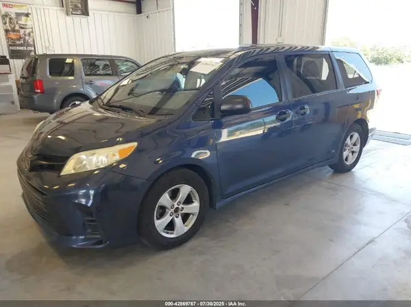 5TDZZ3DCXJS907985 2018 TOYOTA SIENNA - Image 2