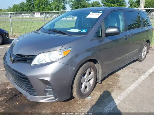 5TDZZ3DCXJS910093 2018 TOYOTA SIENNA - Image 2
