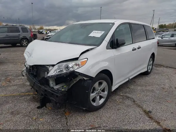 5TDZZ3DCXKS016936 2019 TOYOTA SIENNA - Image 2