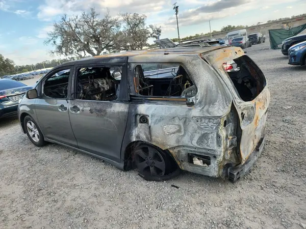5TDZZ3DCXKS017195 2019 TOYOTA SIENNA - Image 2