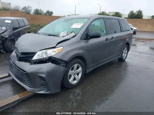 5TDZZ3DCXKS966861 2019 TOYOTA SIENNA - Image 2