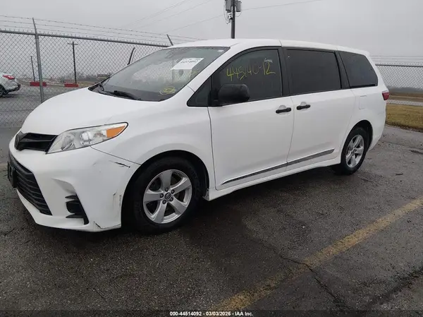 5TDZZ3DCXKS981053 2019 TOYOTA SIENNA - Image 2