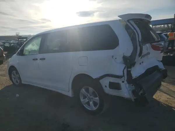 5TDZZ3DCXKS996572 2019 TOYOTA SIENNA - Image 2