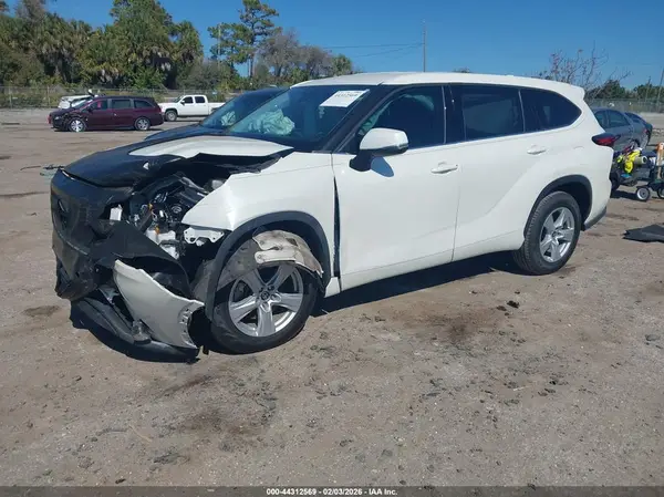 5TDZZRAH0MS527898 2021 TOYOTA HIGHLANDER - Image 2