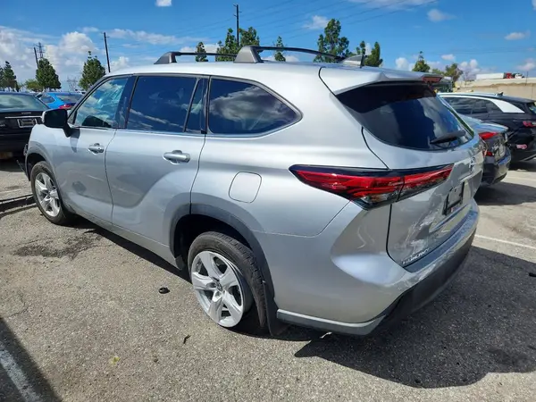 5TDZZRAH0NS116888 2022 TOYOTA HIGHLANDER - Image 2