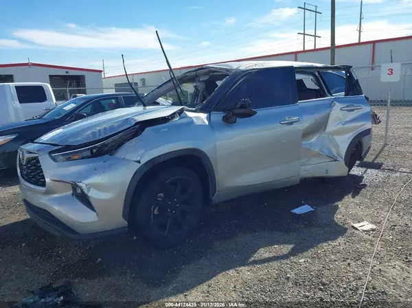 5TDZZRAH1NS125261 2022 TOYOTA HIGHLANDER - Image 2
