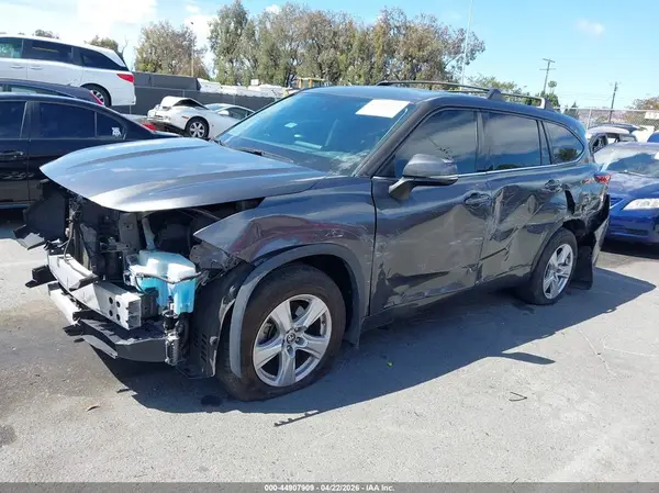 5TDZZRAH1NS136793 2022 TOYOTA HIGHLANDER - Image 2