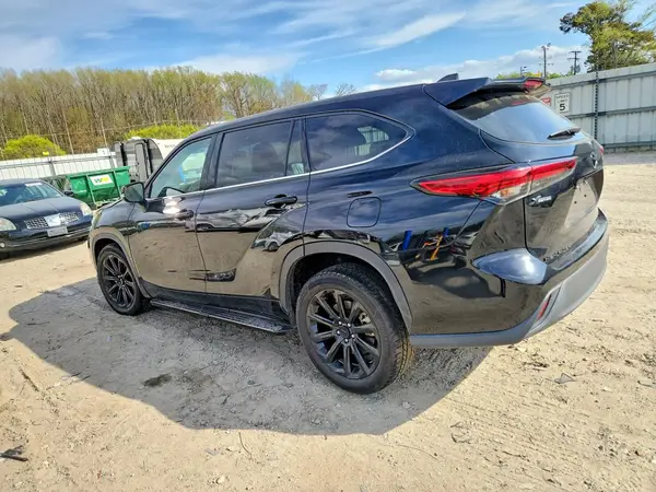 5TDZZRAH1NS558353 2022 TOYOTA HIGHLANDER - Image 2