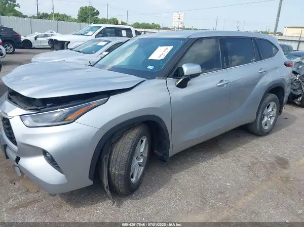 5TDZZRAH3MS526003 2021 TOYOTA HIGHLANDER - Image 2