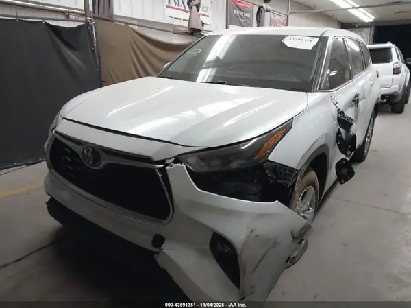 5TDZZRAH3NS103939 2022 TOYOTA HIGHLANDER - Image 2