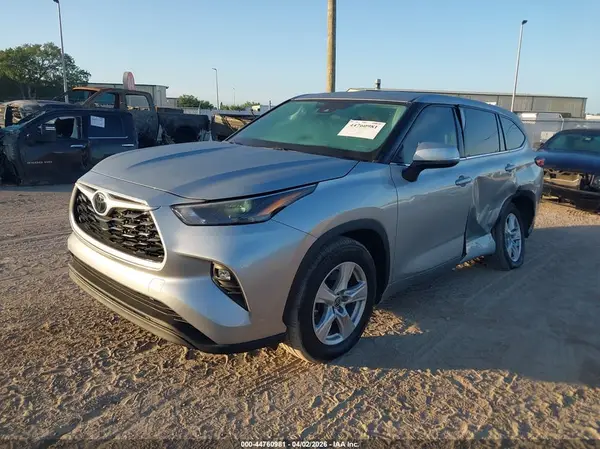 5TDZZRAH4NS557116 2022 TOYOTA HIGHLANDER - Image 2