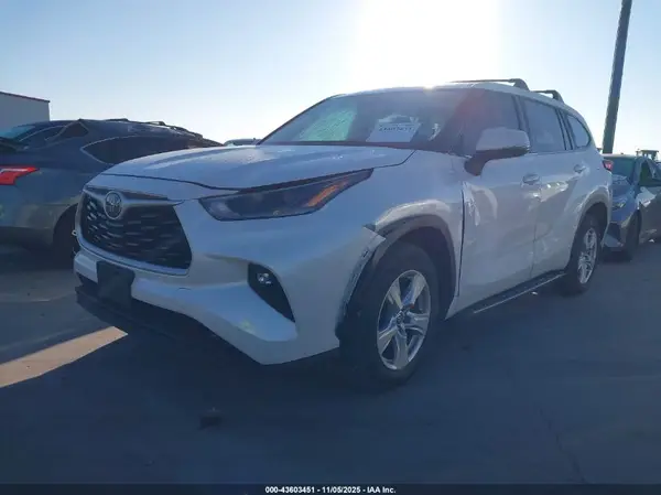 5TDZZRAH5MS052362 2021 TOYOTA HIGHLANDER - Image 2