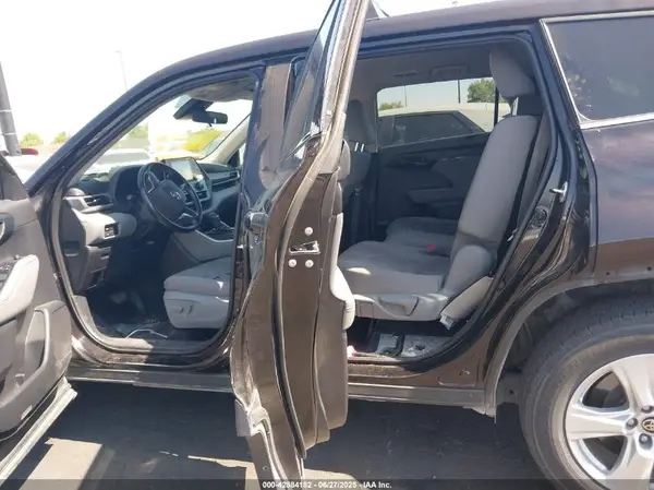 5TDZZRAH5MS068710 2021 TOYOTA HIGHLANDER - Image 8