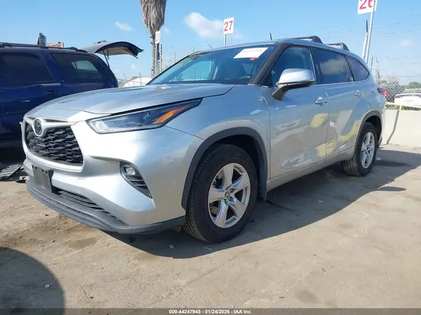 5TDZZRAH5MS077603 2021 TOYOTA HIGHLANDER - Image 2