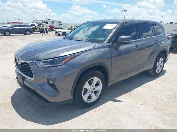 5TDZZRAH5MS536791 2021 TOYOTA HIGHLANDER - Image 2