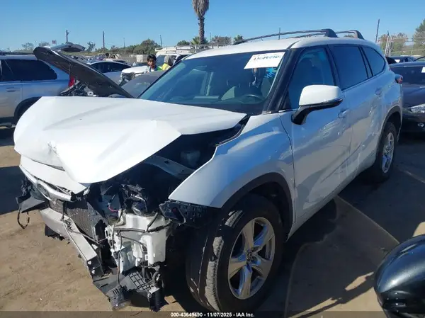 5TDZZRAH5NS107085 2022 TOYOTA HIGHLANDER - Image 2