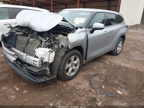 5TDZZRAH5NS132715 2022 TOYOTA HIGHLANDER - Image 2