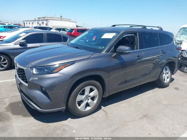 5TDZZRAH5NS540647 2022 TOYOTA HIGHLANDER - Image 2