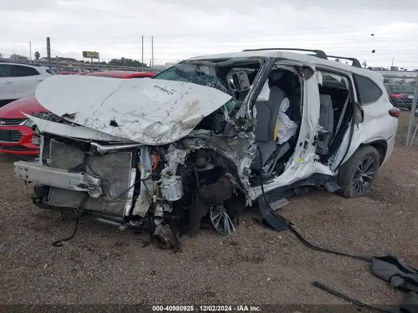 5TDZZRAH7MS069048 2021 TOYOTA HIGHLANDER - Image 2