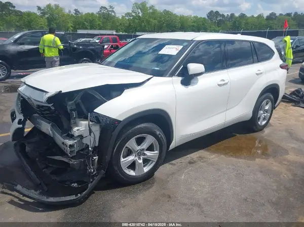 5TDZZRAH7MS516123 2021 TOYOTA HIGHLANDER - Image 2