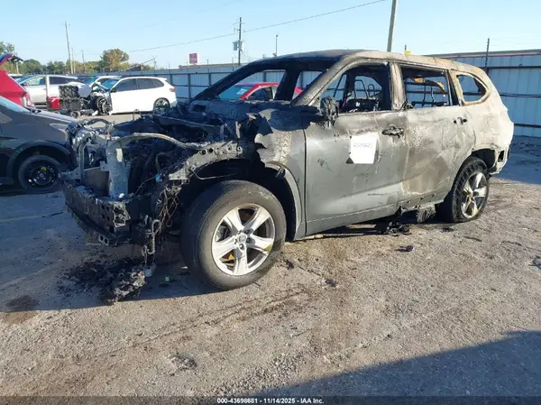 5TDZZRAH7NS092184 2022 TOYOTA HIGHLANDER - Image 2