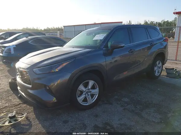 5TDZZRAH7NS100185 2022 TOYOTA HIGHLANDER - Image 2