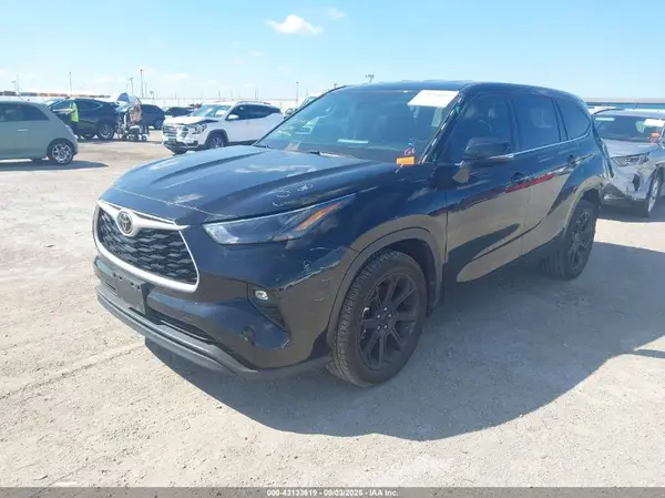 5TDZZRAH7NS547891 2022 TOYOTA HIGHLANDER - Image 2