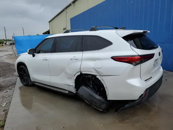 5TDZZRAH8NS133180 2022 TOYOTA HIGHLANDER - Image 2